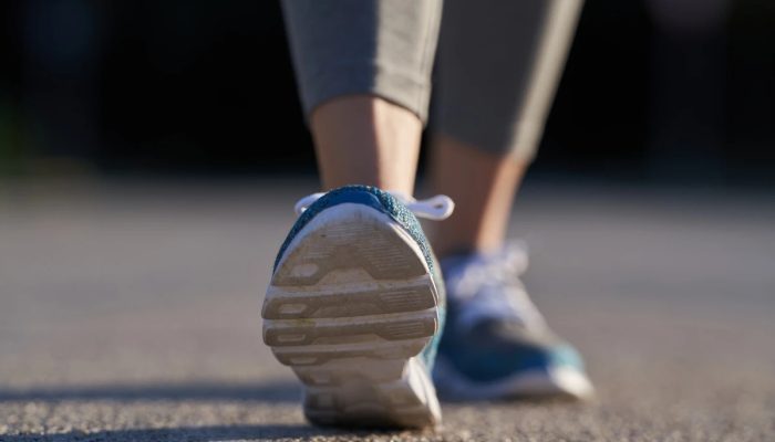 1 de 1 Foto em close-up mostra os tênis azuis de uma mulher durante caminhada. Metrópoles - Fot...