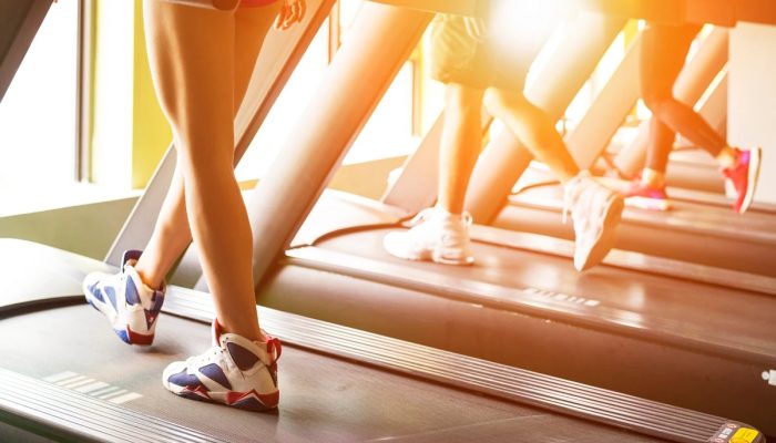 1 de 1 Pessoas caminhando em esteiras de academia - Metrópoles - Foto: Getty Images