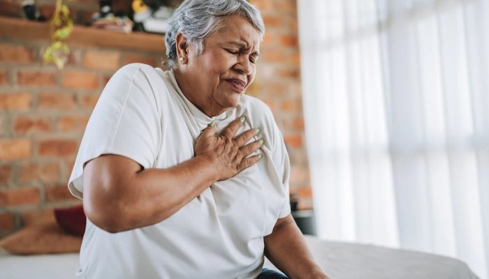 1 de 1 Foto colorida de mulher com a mão no peito, tendo um infarto - Metrópoles - Foto: Andres...