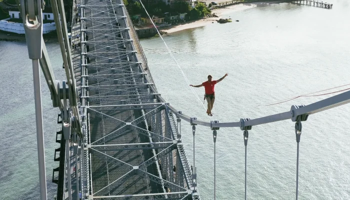 Manezinho tenta recorde mundial na Ponte Hercílio Luz.| Foto: Arquivo pessoal Rafa Bridi/ Divulg...