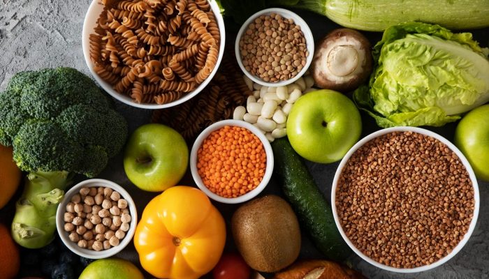 1 de 1 Foto de mesa com alimentos ricos em fibras, como frutas, vegetais e sementes - Metrópoles...