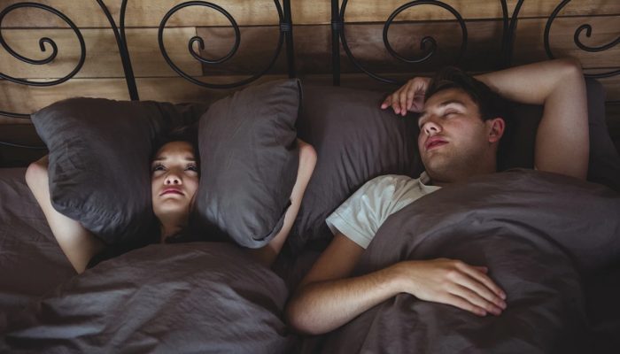 1 de 1 casal dormindo e um deles roncando - Metrópoles - Foto: Freepik