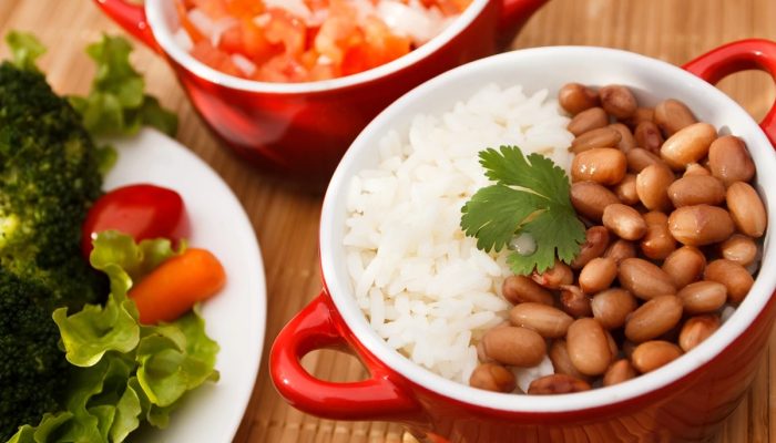 1 de 1 Imagem mostra uma panelinha com arroz e feijão carioca - Metrópoles - Foto: diogoppr/Get...