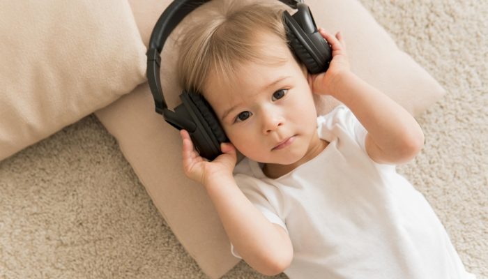 1 de 1 Bebê de roupinha branca e fone de ouvido preto - Metrópoles - Foto: Freepik