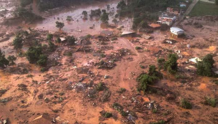 Barragem de mineradora se rompe em regiÃ£o de Mariana (MG), em 5 de novembro de 2015Foto: Corpo...