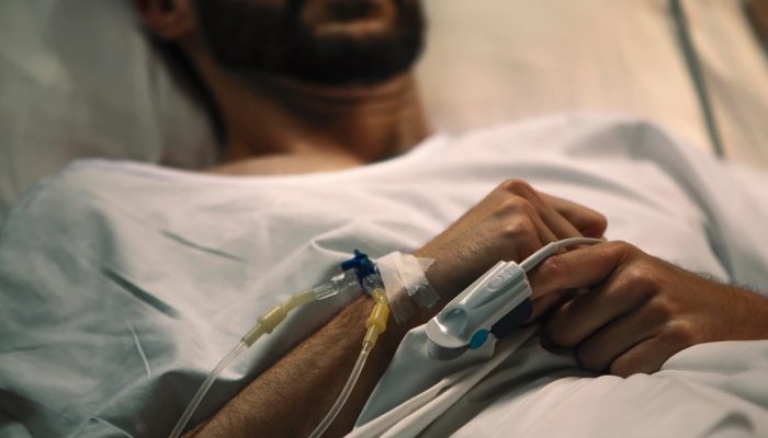 1 de 1 }Imagem colorida de homem em cama hospitalar com curativos e tubos - Metrópoles. - Foto: ...