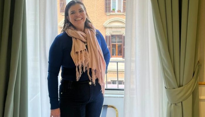 1 de 1 Foto colorida de mulher com vestes pretas, sorrindo e posando para foto - Metrópoles - Fo...