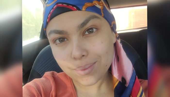 1 de 1 Foto colorida de mulher com lenço azul na cabeça e blusa vermelha - Metrópoles - Foto: ...