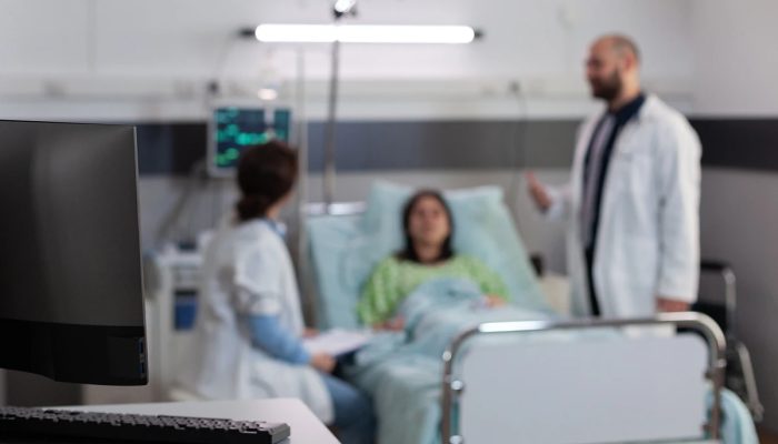 1 de 1 Equipe médica e paciente em ambiente hospitalar - Metrópoles. - Foto: Magnific