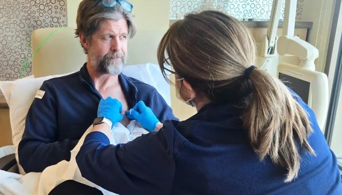 Foto colorida de homem passando por exames na mama - Metrópoles