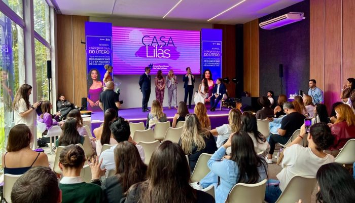 1 de 1 Imagem mostra auditório cheio e telão lilás em evento sobre câncer de colo de útero e...