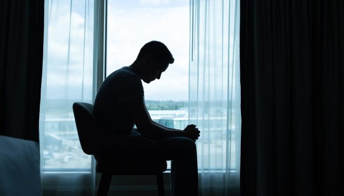 1 de 1 Homem solitário e triste sentado sozinho em um quarto escuro. Depressão. Metrópoles - F...