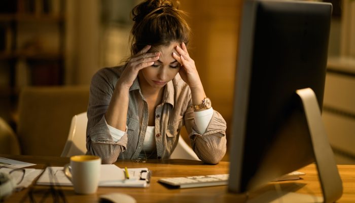 1 de 1 Foto colorida de mulher infeliz no trabalho - Psiquiatra explica o que é e como tratar de...