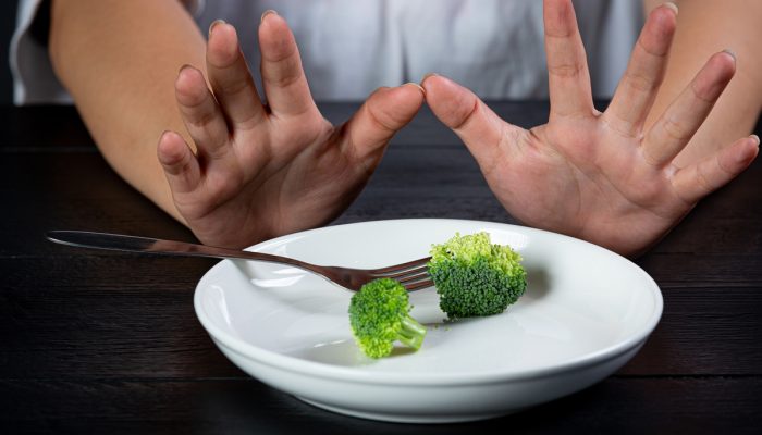 1 de 1 Mãos de mulher empurrando prato com brócolis - Metrópoles - Foto: Freepik