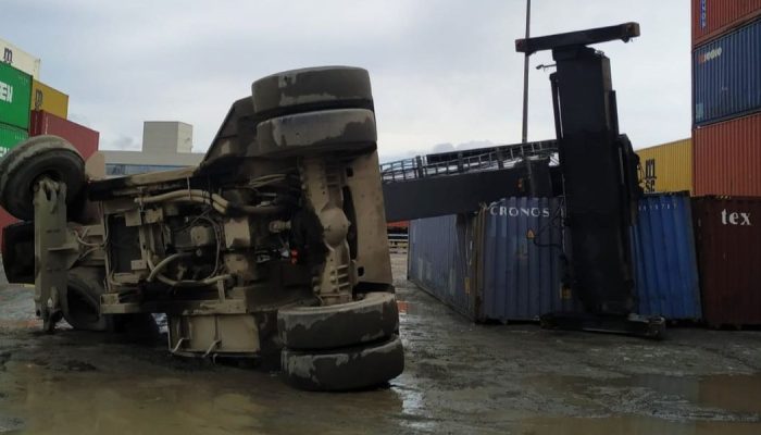 Empilhadeira ‘gigante’ tomba e trabalhador Ã© socorrido em SCFoto: CBMSC/ReproduÃ§Ã£o/N...