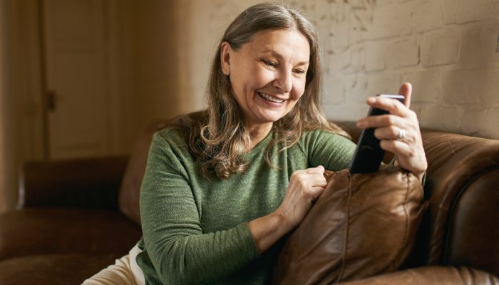 1 de 1 Senhora mexendo no celular- Metrópoles - Foto: Freepik