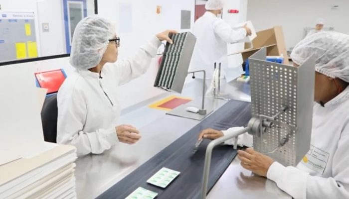 1 de 1 Foto colorida de ciientistas reazliando a produção de imunossupressor - Metrópoles. - F...