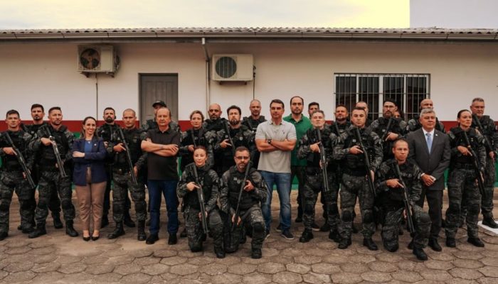 FlÃ¡vio Bolsonaro visita sistema prisional em FlorianÃ³polisFoto: ReproduÃ§Ã£o/@carlosbol...