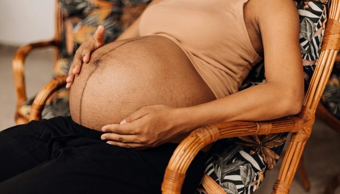 1 de 1 Imagem mostra mulher negra grávida sentada em uma cadeira - Metrópoles - Foto: Jeferson ...