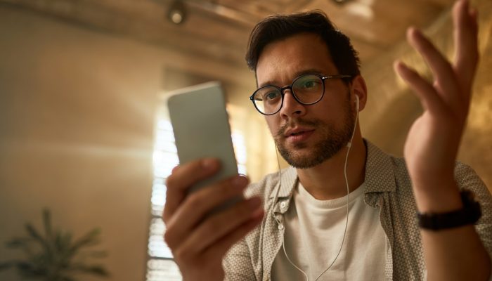 1 de 1 Homem com celular na mão - Metrópoles - Foto: Freepik