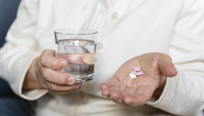 1 de 1 Foto de mão de idosa com comprimidos - Metrópoles - Foto: Freepik