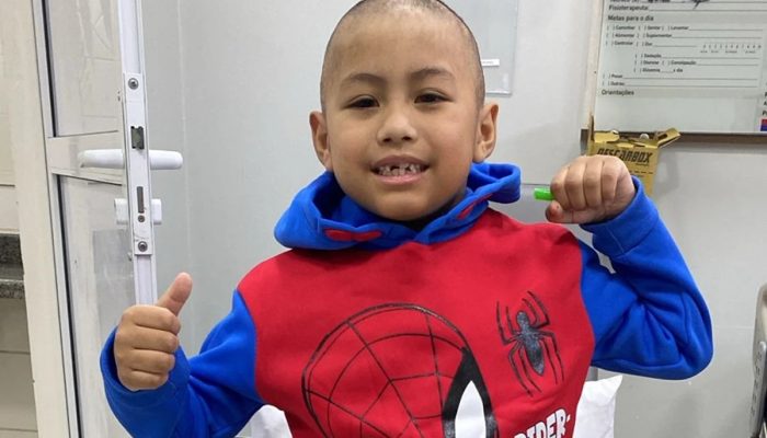 1 de 1 Imagem colorida mostra criança que teve doença imunológica grave - Metrópoles - Foto: ...