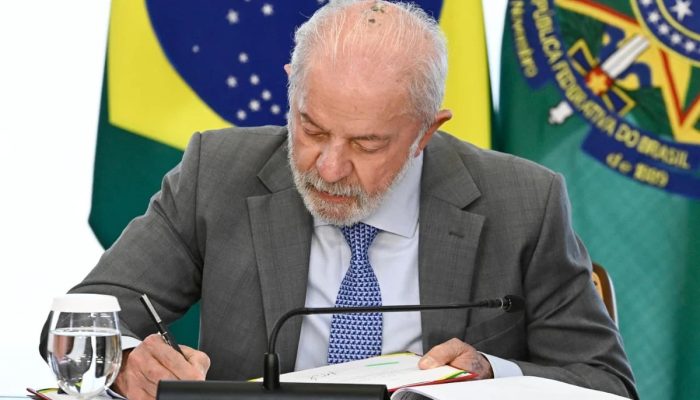 1 de 1 lula-sanciona-lei-que-cria-dia-nacional-em-memoria-das-vitimas-da-covid-19-5 - Foto: KEBEC...