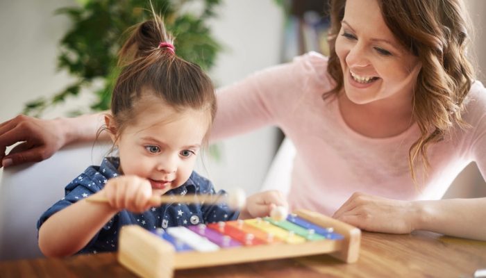 1 de 1 Mãe e filha brincando juntas. Musicoterapia para crianças autistas. Metrópoles - Foto: ...