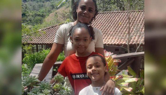 1 de 1 Foto da família. Andrea e os filhos Noemy e Natan, que possuem AME, uma doença rara. Met...