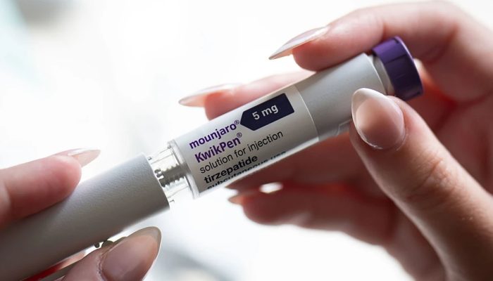 1 de 1 Uma mulher segura uma caneta injetora Mounjaro - Agonorexia: saiba o que é e riscos das c...