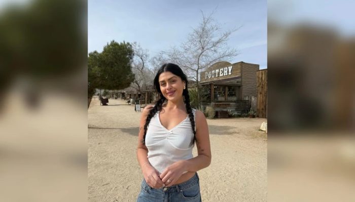 1 de 1 Lauren Firenze, uma mulher branca de cabelos longos e pretos. Ela usa calça jeans e blusa...