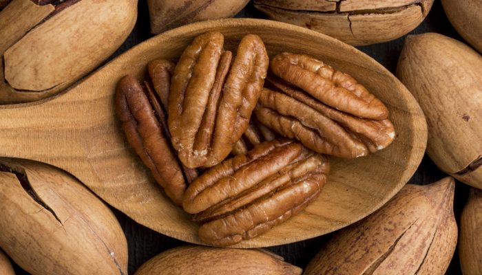 1 de 1 Foto colorida de colher de pau no meio de nozes - pecã - Metrópoles. - Foto: Freepik