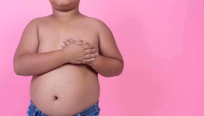 1 de 1 Menino obeso com sobrepeso em um fundo rosa. Obesidade infantil. Metrópoles - Foto: Freepik
