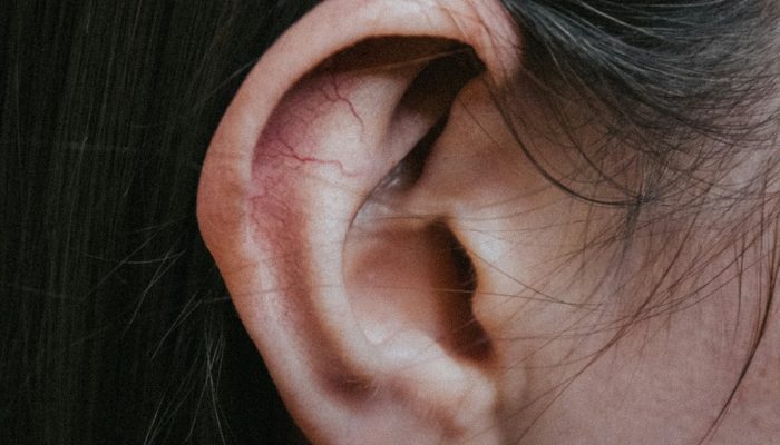 1 de 1 Imagem colorida de uma orelha de uma pessoa branca - Metrópoles - Foto: Unsplash