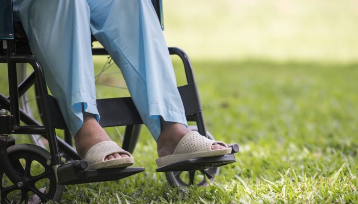 Foto de pernas de mulher sentada em cadeira de rodas - Neurocirurgiões explicam por que tratar p...