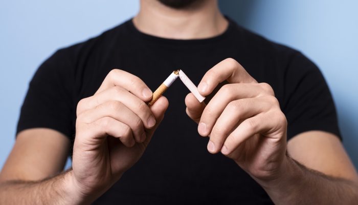 Abandonar o tabagismo traz impactos positivos imediatos e de longo prazo para a saúde, revertend...