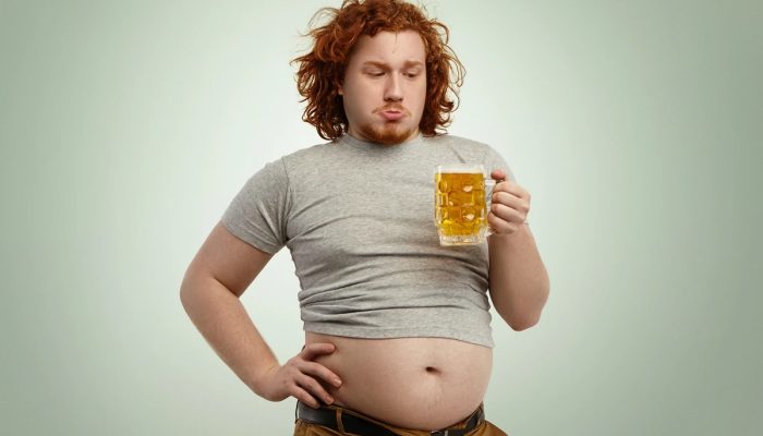 1 de 1 Homem com "Barriga de chopp", segurando um chopp- Metrópoles - Foto: Magnific