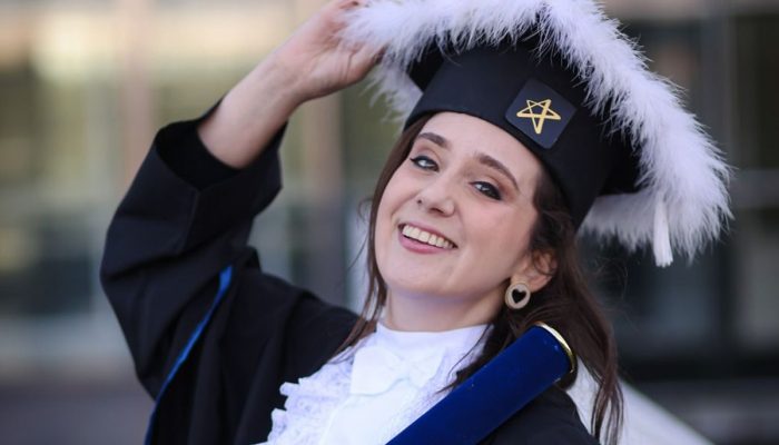 1 de 1 Foto colorida de jovem com beca de formatura - Metrópoles - Foto: Arquivo pessoal