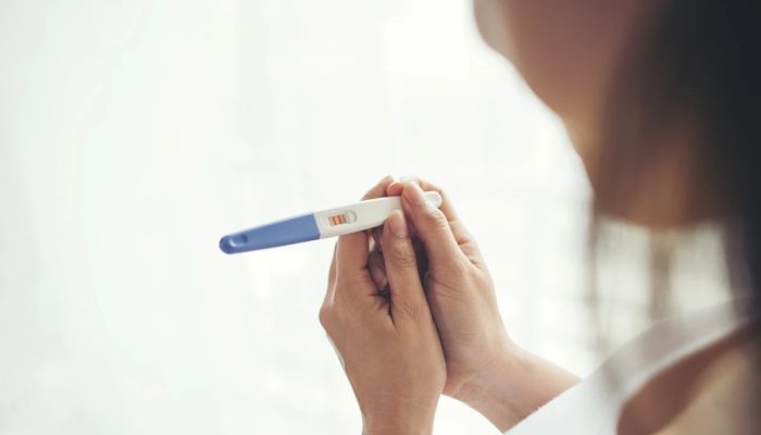 1 de 1 Mulher olhando teste de gravidez- Metrópoles - Foto: Freepik