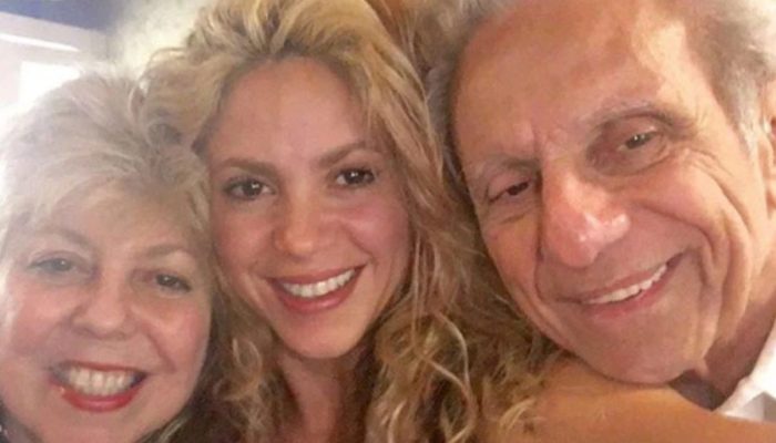 1 de 1 Foto colorida de três pessoas em uma selfie sorrindo para foto - Metrópoles. - Foto: Rep...