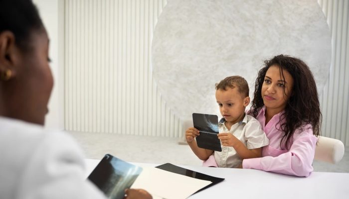 1 de 1 Mãe e filho em consulta com médica- Metrópoles - Foto: Magnific