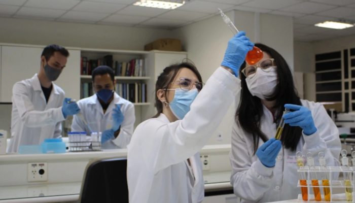 1 de 1 Imagem colorida de pesquisadores em laboratório - Metrópoles - Foto: Divulgação/NanoGe...