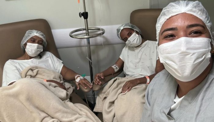 1 de 1 Kesia e a irmã no hospital antes do transplante de rim. Metrópoles - Foto: Arquivo pessoal