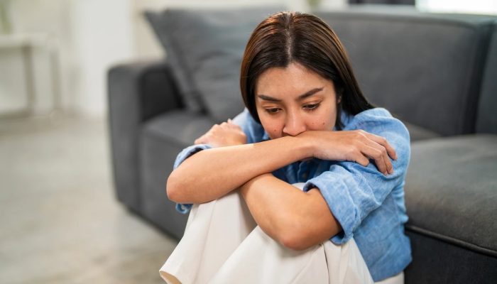 1 de 1 Foto de mulher sentada no chão perto de um sofá - Metrópoles - Foto: Witthaya Prasongsi...