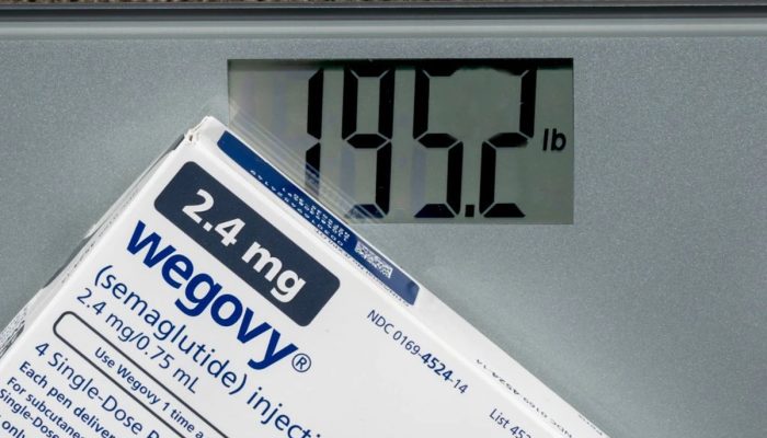 1 de 1 Ilustração fotográfica do Wegovy e de uma balança - Programa vai oferecer Wegovy a pac...