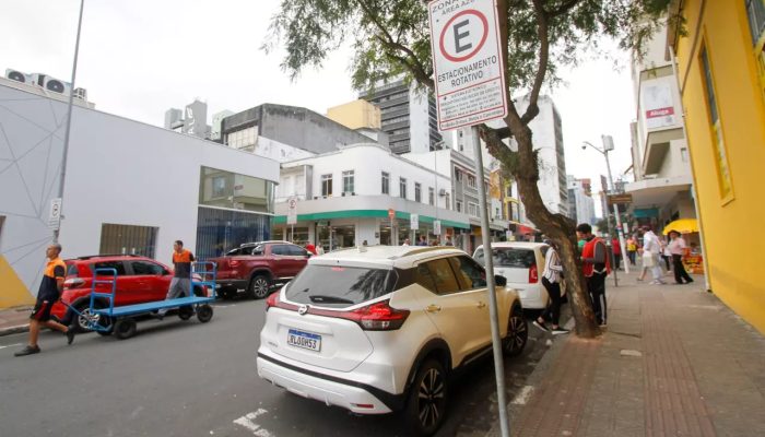 Empresa entrega documentaÃ§Ã£o e Zona Azul avanÃ§a em FlorianÃ³polisFoto: Leo Munhoz/ND